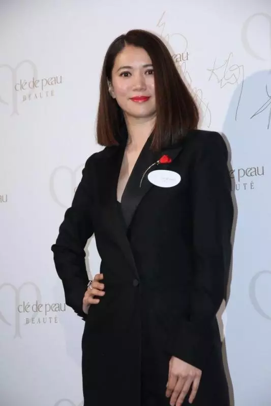 袁詠儀真膽大!全身上下就只穿一件西裝? 網友:張智霖看好你老婆