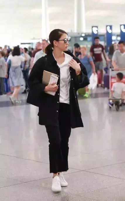 袁詠儀真膽大!全身上下就只穿一件西裝? 網友:張智霖看好你老婆