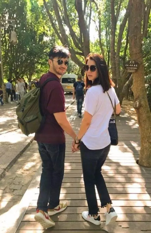 袁詠儀真膽大!全身上下就只穿一件西裝? 網友:張智霖看好你老婆