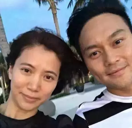 袁詠儀真膽大!全身上下就只穿一件西裝? 網友:張智霖看好你老婆