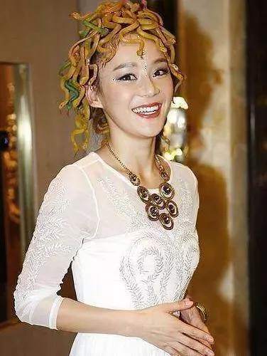 6件大明星剛穿上台後「隔天造型師就被開除」超雷人穿著 呸姐直接「衛生棉上陣」、這位韓星公然挑戰「SM繩縛」