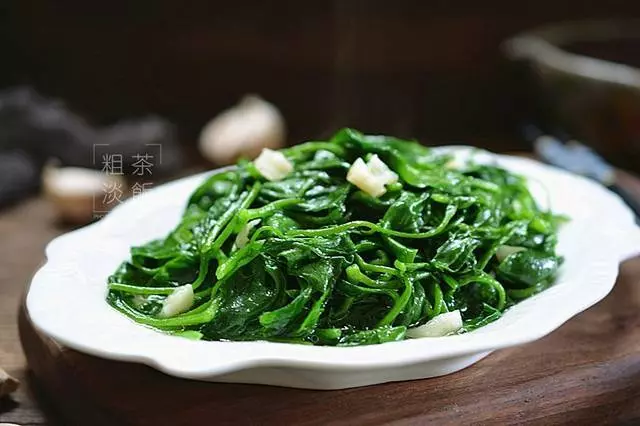 這菜很普通,鈣量卻是菠菜的3倍,這樣炒才不會變黃,脆嫩好吃