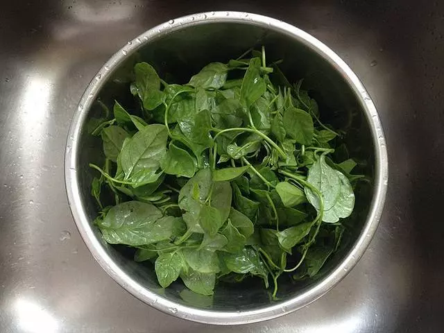 這菜很普通,鈣量卻是菠菜的3倍,這樣炒才不會變黃,脆嫩好吃