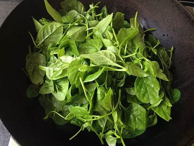 這菜很普通,鈣量卻是菠菜的3倍,這樣炒才不會變黃,脆嫩好吃