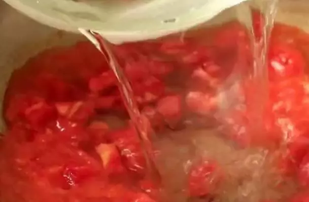 不放一點肉的蔬菜湯,幾種家家戶戶都有的食材,用不上10分鐘就能喝上,酸甜開胃,非常適合夏天!