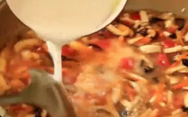 不放一點肉的蔬菜湯,幾種家家戶戶都有的食材,用不上10分鐘就能喝上,酸甜開胃,非常適合夏天!
