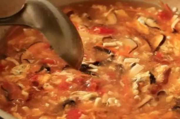 不放一點肉的蔬菜湯,幾種家家戶戶都有的食材,用不上10分鐘就能喝上,酸甜開胃,非常適合夏天!
