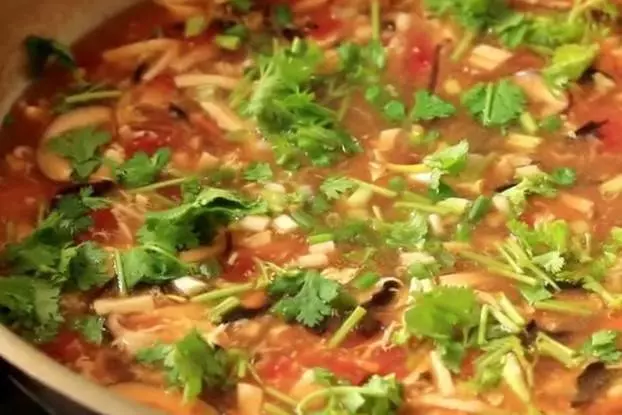 不放一點肉的蔬菜湯,幾種家家戶戶都有的食材,用不上10分鐘就能喝上,酸甜開胃,非常適合夏天!