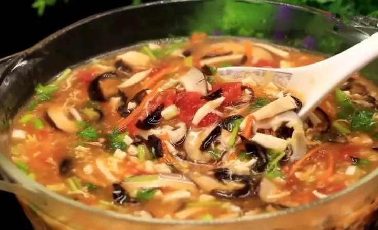 不放一點肉的蔬菜湯,幾種家家戶戶都有的食材,用不上10分鐘就能喝上,酸甜開胃,非常適合夏天!