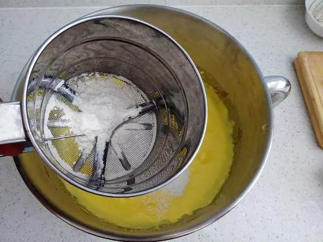 蛋糕最簡單美味的做法,蛋清蛋黃不用分離,蓬鬆暄軟、越嚼越香,成功率十分高!