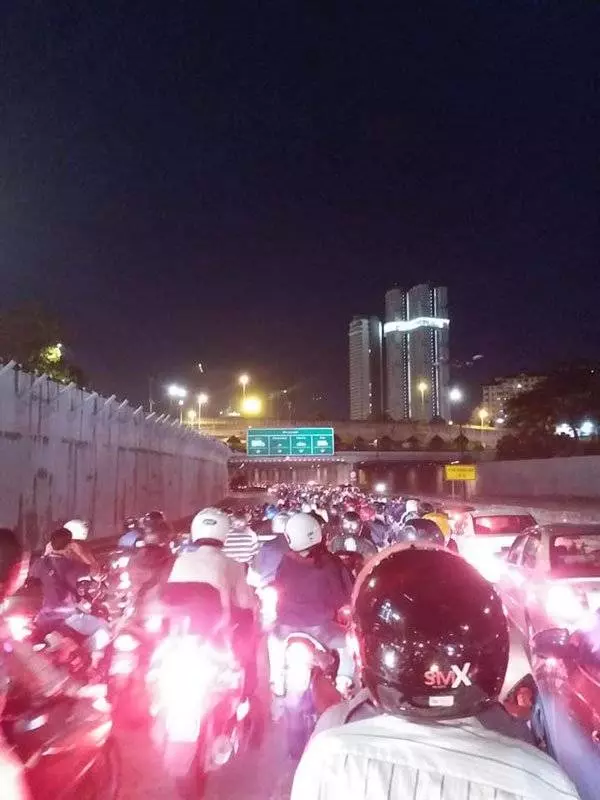疑撞向摩哆專用道路旁的紅色塑料路錐,導致數名摩哆騎士相撞,造成1死2傷