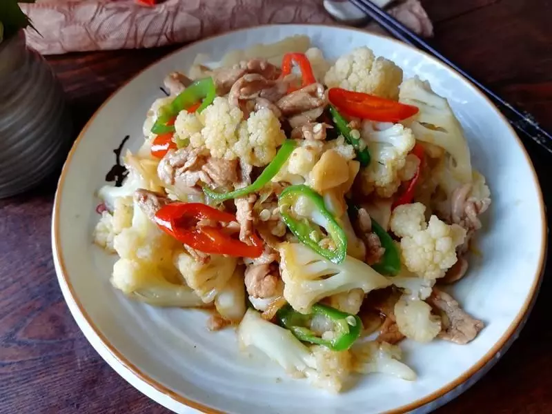 家常炒菜花怎樣做得好吃?只需多一步,菜花入味,肉片嫩