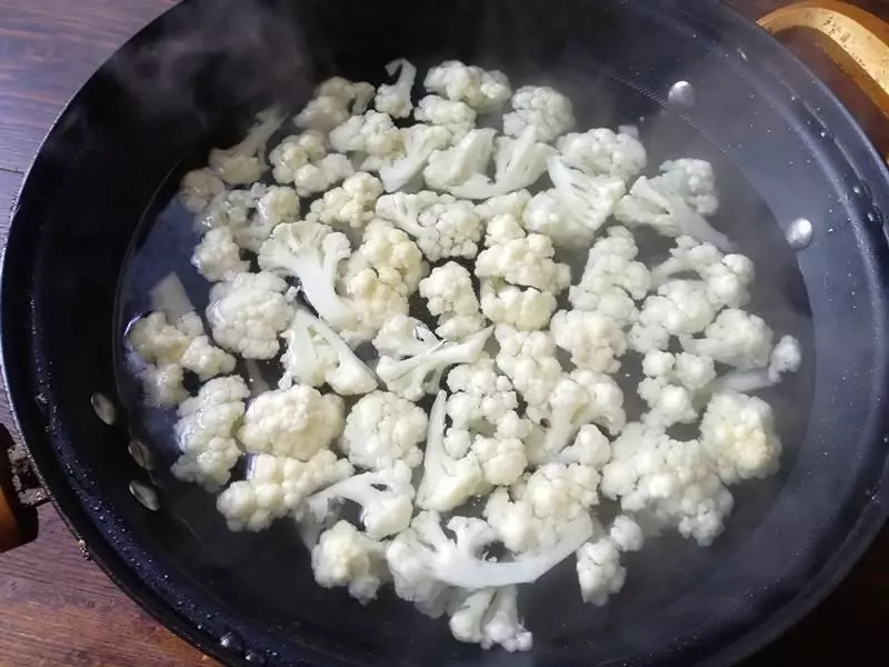 家常炒菜花怎樣做得好吃?只需多一步,菜花入味,肉片嫩