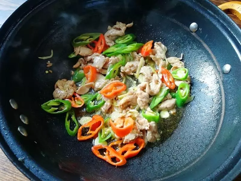 家常炒菜花怎樣做得好吃?只需多一步,菜花入味,肉片嫩
