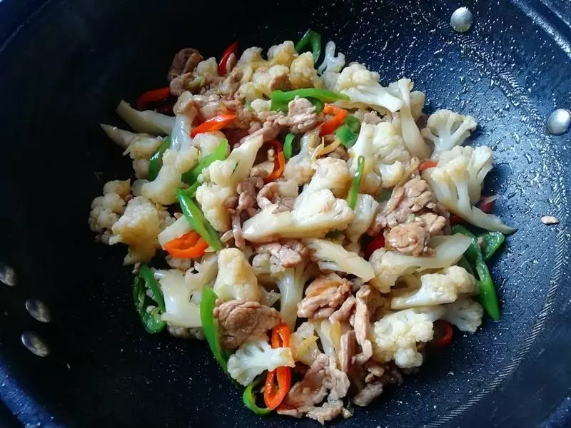 家常炒菜花怎樣做得好吃?只需多一步,菜花入味,肉片嫩