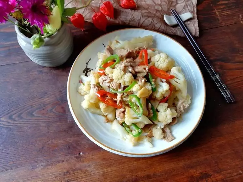 家常炒菜花怎樣做得好吃?只需多一步,菜花入味,肉片嫩