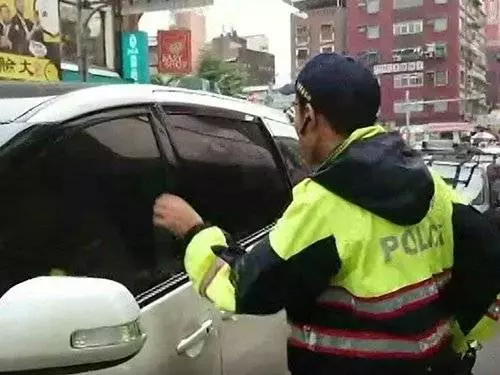 女司機停車插隊被擋拒移 警痛快破窗拉出 |