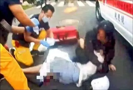 國一生慘遭校車拖輾 母目睹心疼緊擁