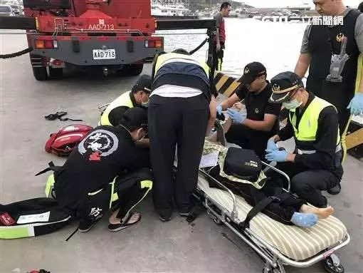 帶愛妻遊象鼻岩 夫拍照妻卻墜海亡