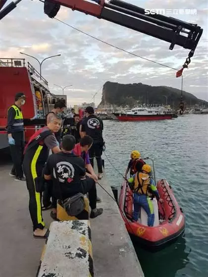 帶愛妻遊象鼻岩 夫拍照妻卻墜海亡