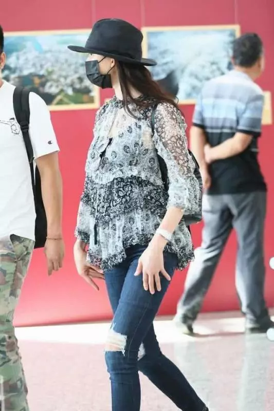 女神不再!林志玲薄紗透出黑色內搭,胖的差點就認成是蔣欣了!