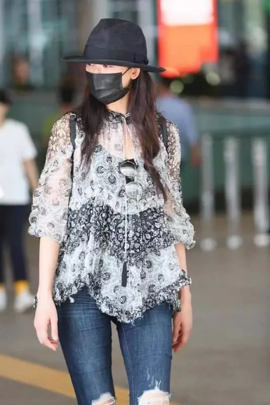 女神不再!林志玲薄紗透出黑色內搭,胖的差點就認成是蔣欣了!