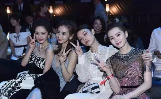 女星心機合影,娜扎尷尬,劉亦菲輸在禮服,最服的還是章子怡!