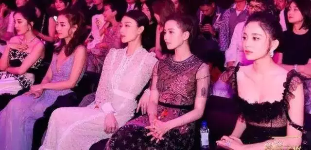 女星心機合影,娜扎尷尬,劉亦菲輸在禮服,最服的還是章子怡!