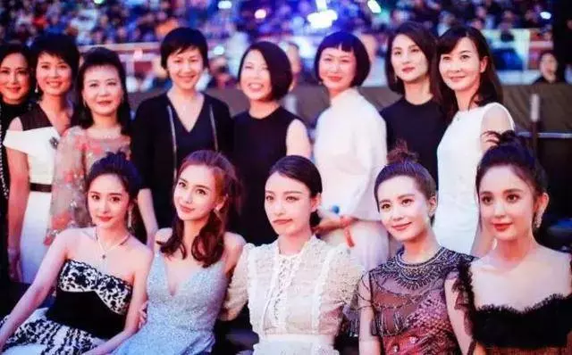 女星心機合影,娜扎尷尬,劉亦菲輸在禮服,最服的還是章子怡!
