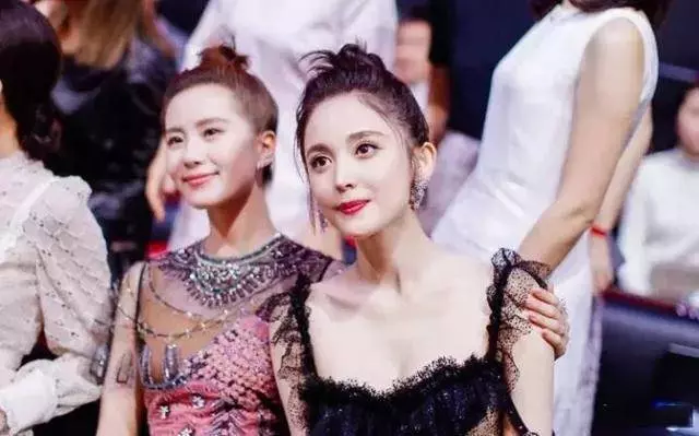 女星心機合影,娜扎尷尬,劉亦菲輸在禮服,最服的還是章子怡!