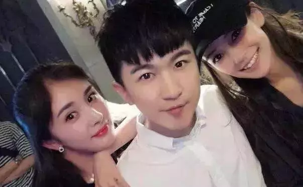 女星心機合影,娜扎尷尬,劉亦菲輸在禮服,最服的還是章子怡!