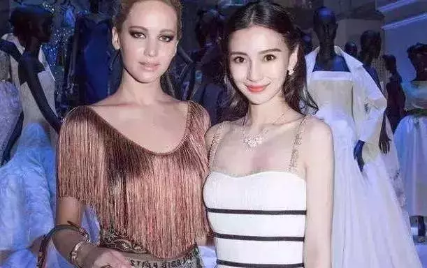 女星心機合影,娜扎尷尬,劉亦菲輸在禮服,最服的還是章子怡!