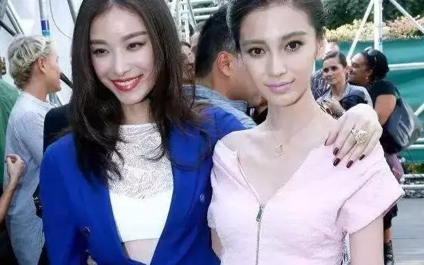 女星心機合影,娜扎尷尬,劉亦菲輸在禮服,最服的還是章子怡!