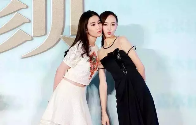女星心機合影,娜扎尷尬,劉亦菲輸在禮服,最服的還是章子怡!