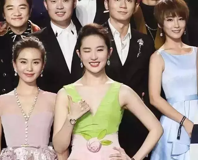 女星心機合影,娜扎尷尬,劉亦菲輸在禮服,最服的還是章子怡!