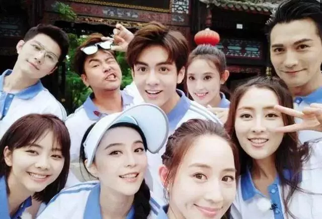 女星心機合影,娜扎尷尬,劉亦菲輸在禮服,最服的還是章子怡!
