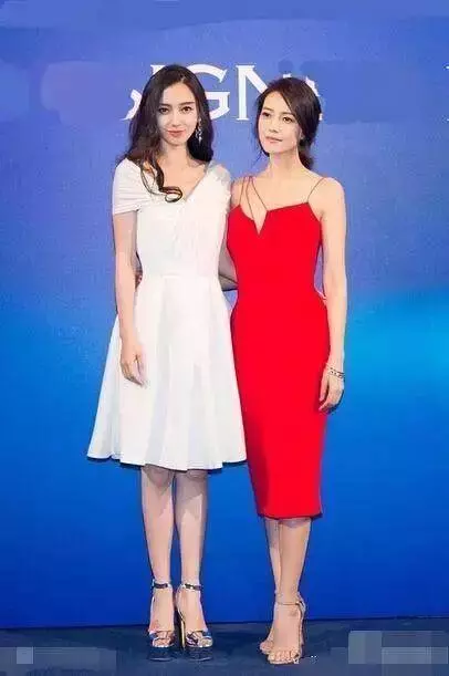 女星心機合影,娜扎尷尬,劉亦菲輸在禮服,最服的還是章子怡!