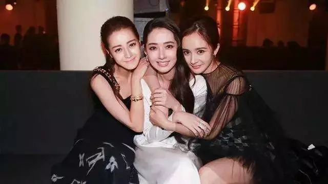 女星心機合影,娜扎尷尬,劉亦菲輸在禮服,最服的還是章子怡!