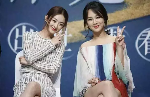 女星心機合影,娜扎尷尬,劉亦菲輸在禮服,最服的還是章子怡!