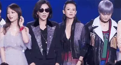 女星心機合影,娜扎尷尬,劉亦菲輸在禮服,最服的還是章子怡!