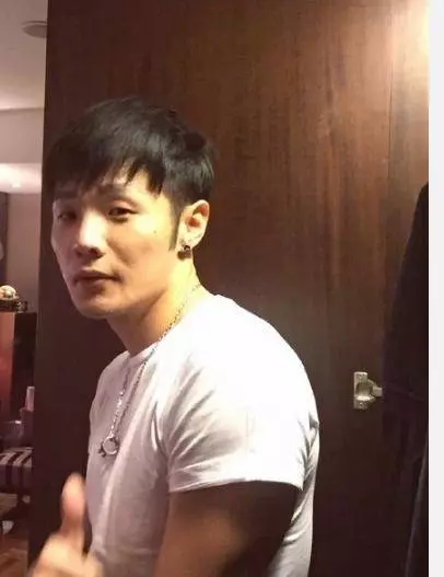 楊丞琳與前男友牽手擁抱大哭不止,網友:心疼李榮浩,貴圈真亂!