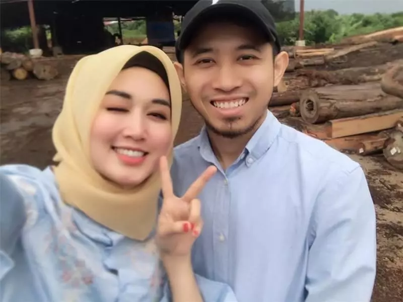25歲巫裔美女一夜之間爆紅,靠做這行成為百萬富翁,讓人大跌眼鏡! -