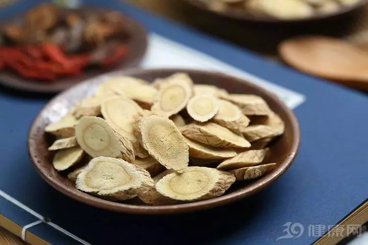 經常泡黃芪水,身體會「回饋」你這些好處,不試真虧