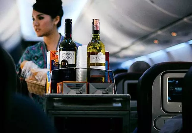 空姐絕對不會說的秘密:這些飲料我絕對不喝!在飛機上,寧願挨餓也不吃的原因是?!!