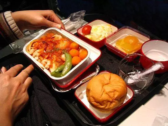 空姐絕對不會說的秘密:這些飲料我絕對不喝!在飛機上,寧願挨餓也不吃的原因是?!!
