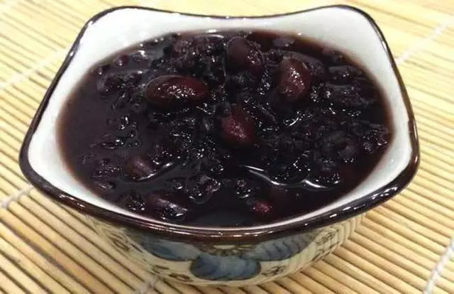 經常吃黑豆的人,身體會與常人有5個不同,但患有【這種病】的人不能吃黑豆
