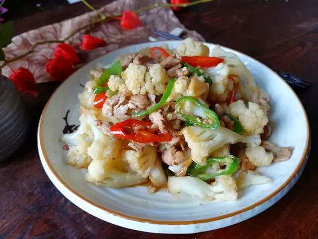 炒菜花怎樣做好吃?只多一步,入味又鮮嫩