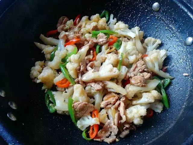 炒菜花怎樣做好吃?只多一步,入味又鮮嫩