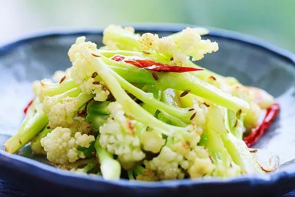 炒菜花時放一點它,脆嫩爽口比吃肉香,大廚都用這方法
