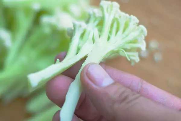 炒菜花時放一點它,脆嫩爽口比吃肉香,大廚都用這方法